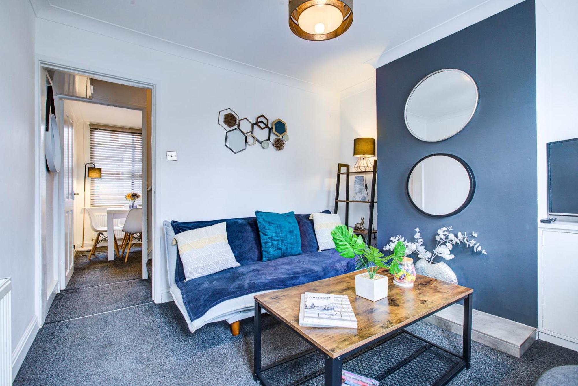 'number 11' - Super Convenient 2 X Double Bed 1 X Single Bed Office & Garden, 8 Min Walk Nth Station & Town Ctr, 2 Min Walk Local Shops & Restaurants Colchester
