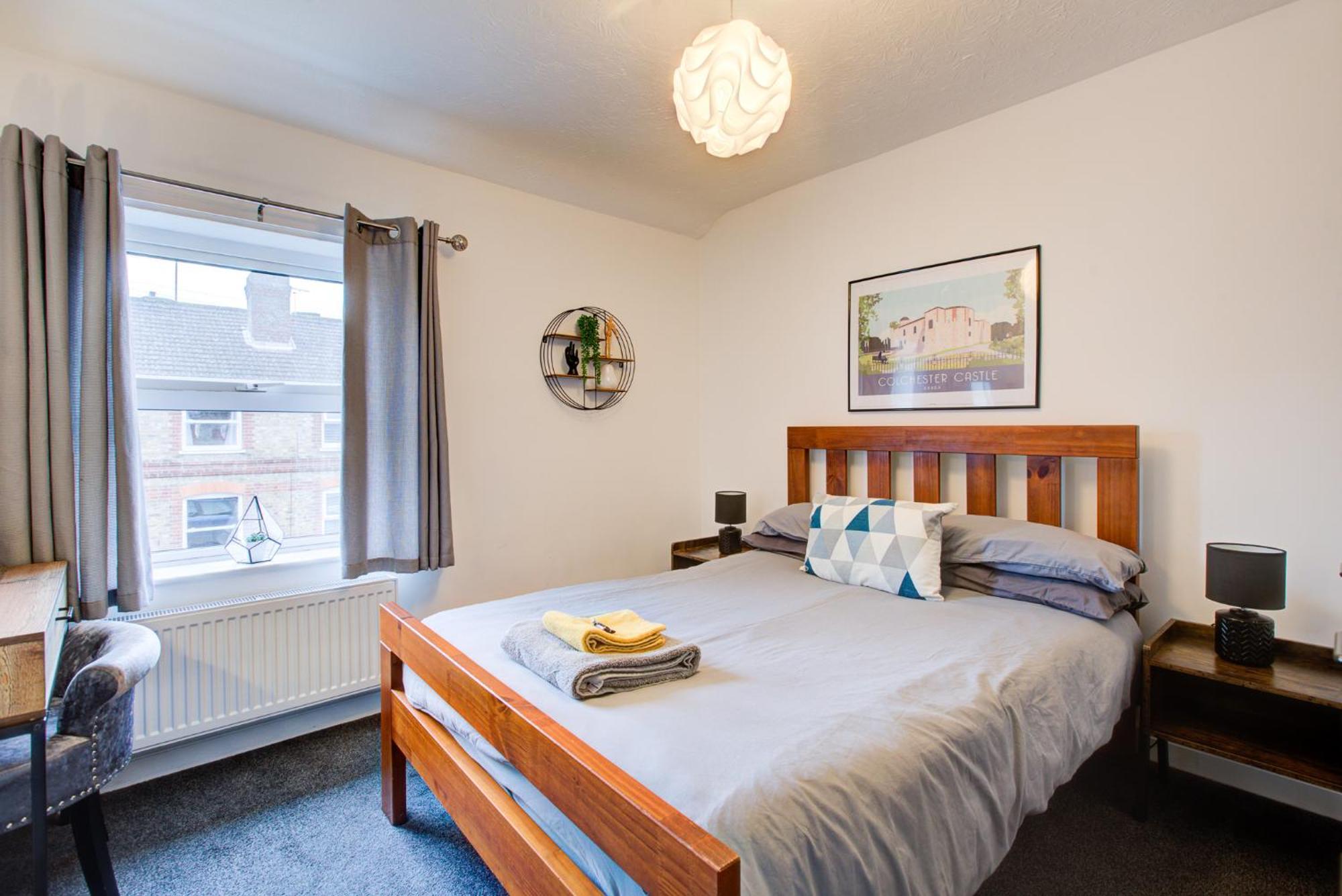 'number 11' - Super Convenient 2 X Double Bed 1 X Single Bed Office & Garden, 8 Min Walk Nth Station & Town Ctr, 2 Min Walk Local Shops & Restaurants