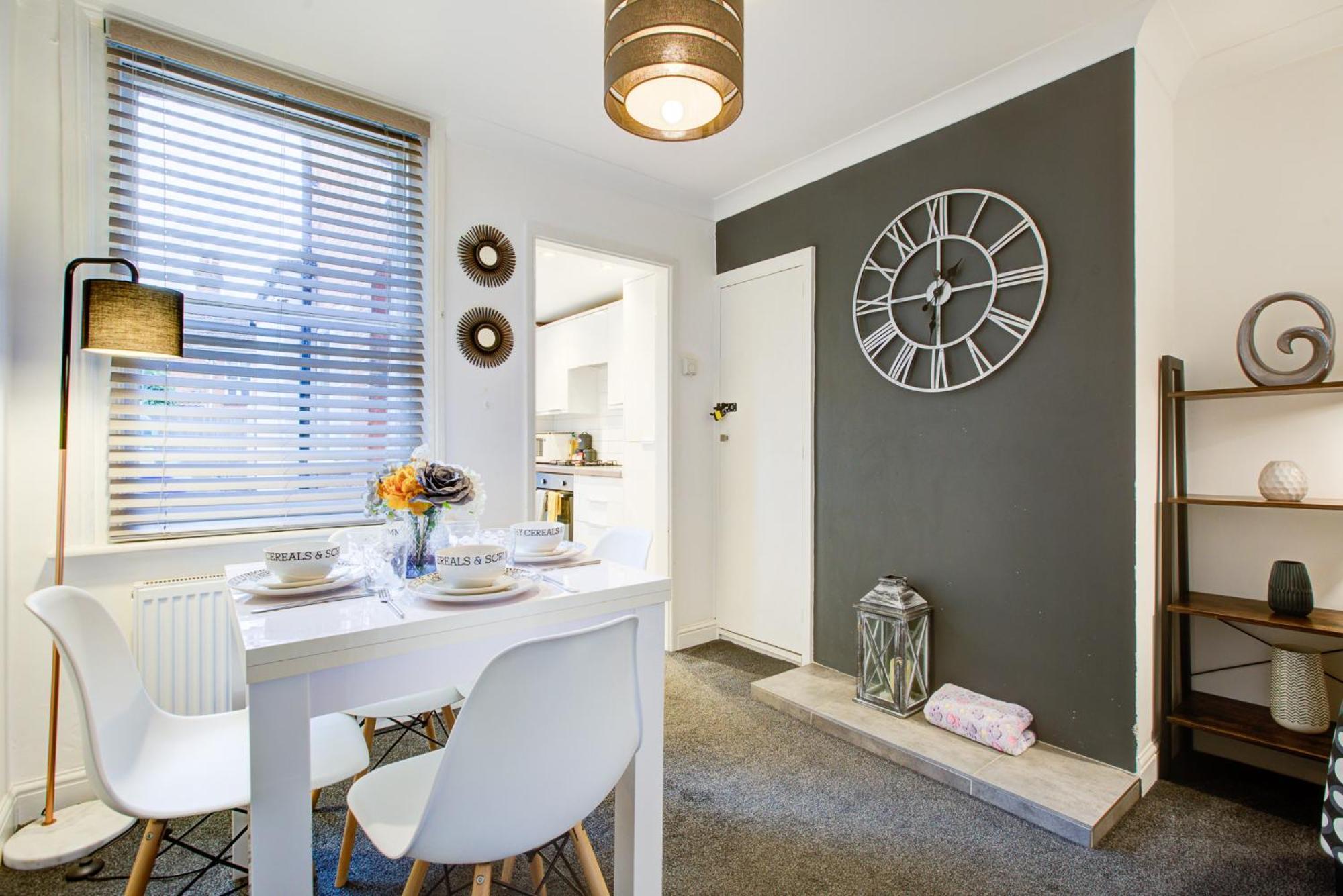'number 11' - Super Convenient 2 X Double Bed 1 X Single Bed Office & Garden, 8 Min Walk Nth Station & Town Ctr, 2 Min Walk Local Shops & Restaurants *