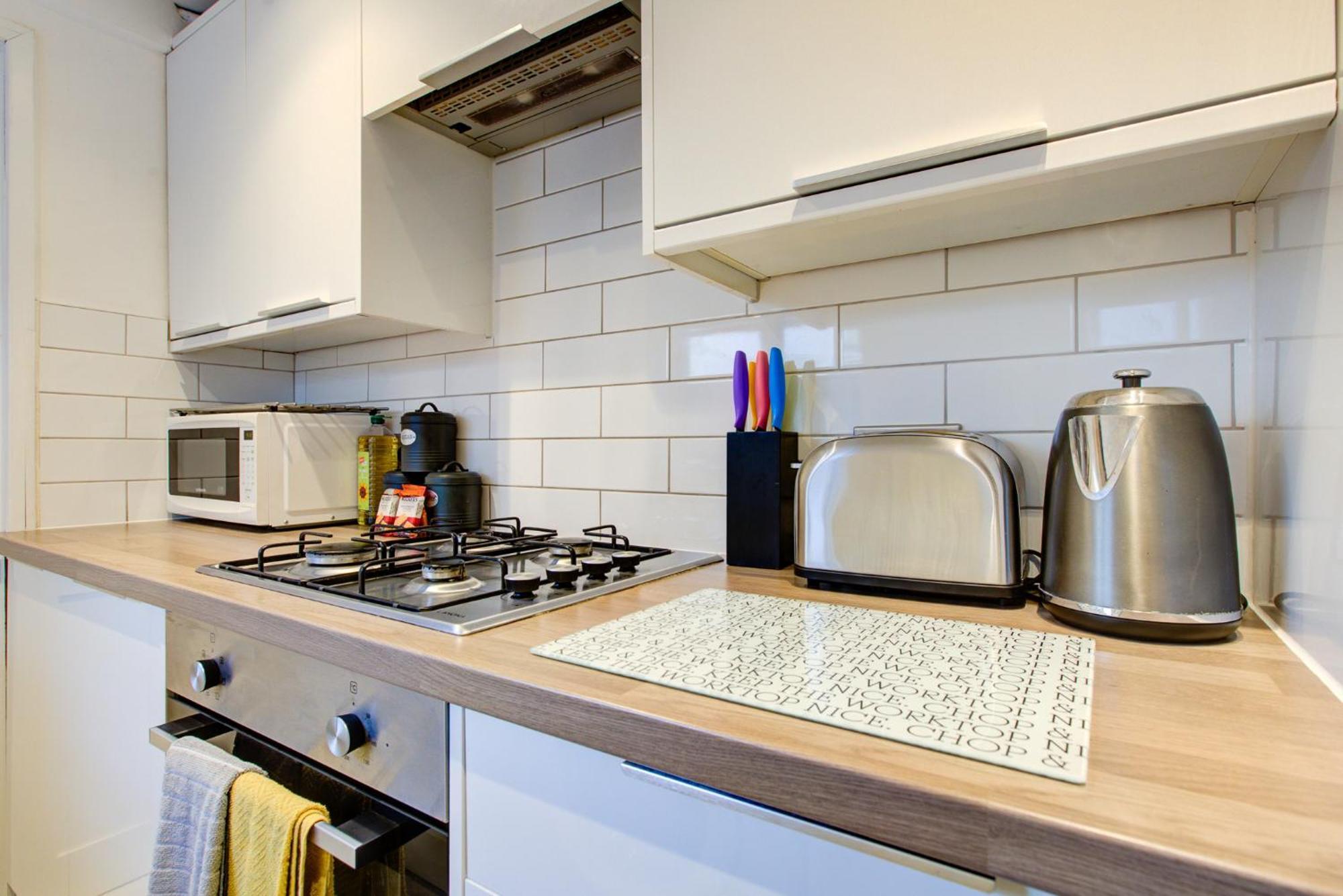 'number 11' - Super Convenient 2 X Double Bed 1 X Single Bed Office & Garden, 8 Min Walk Nth Station & Town Ctr, 2 Min Walk Local Shops & Restaurants