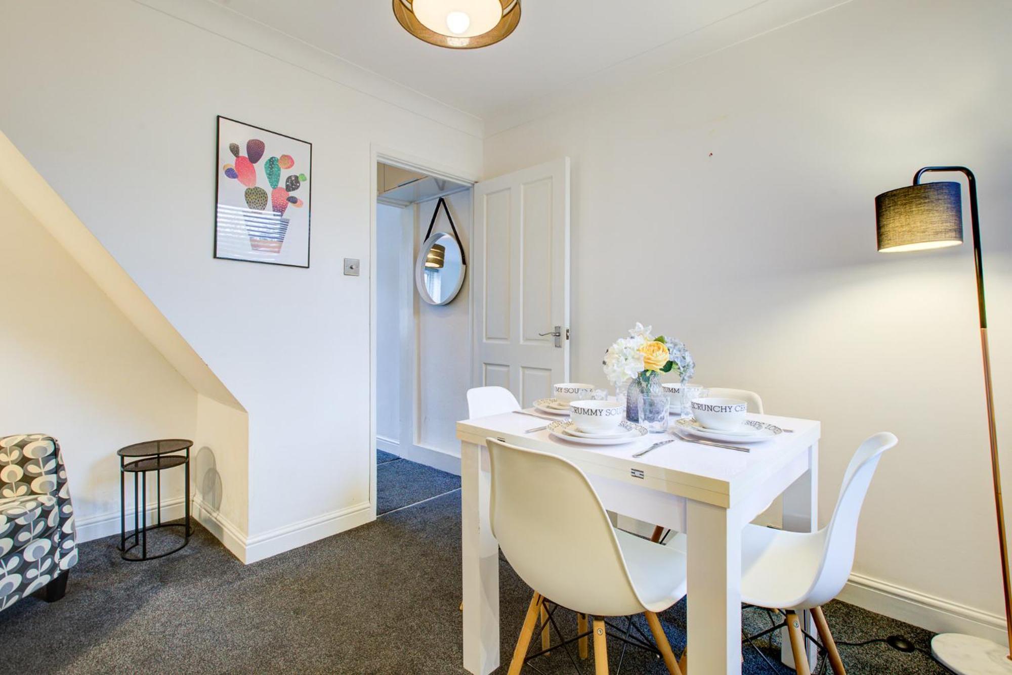 'number 11' - Super Convenient 2 X Double Bed 1 X Single Bed Office & Garden, 8 Min Walk Nth Station & Town Ctr, 2 Min Walk Local Shops & Restaurants *