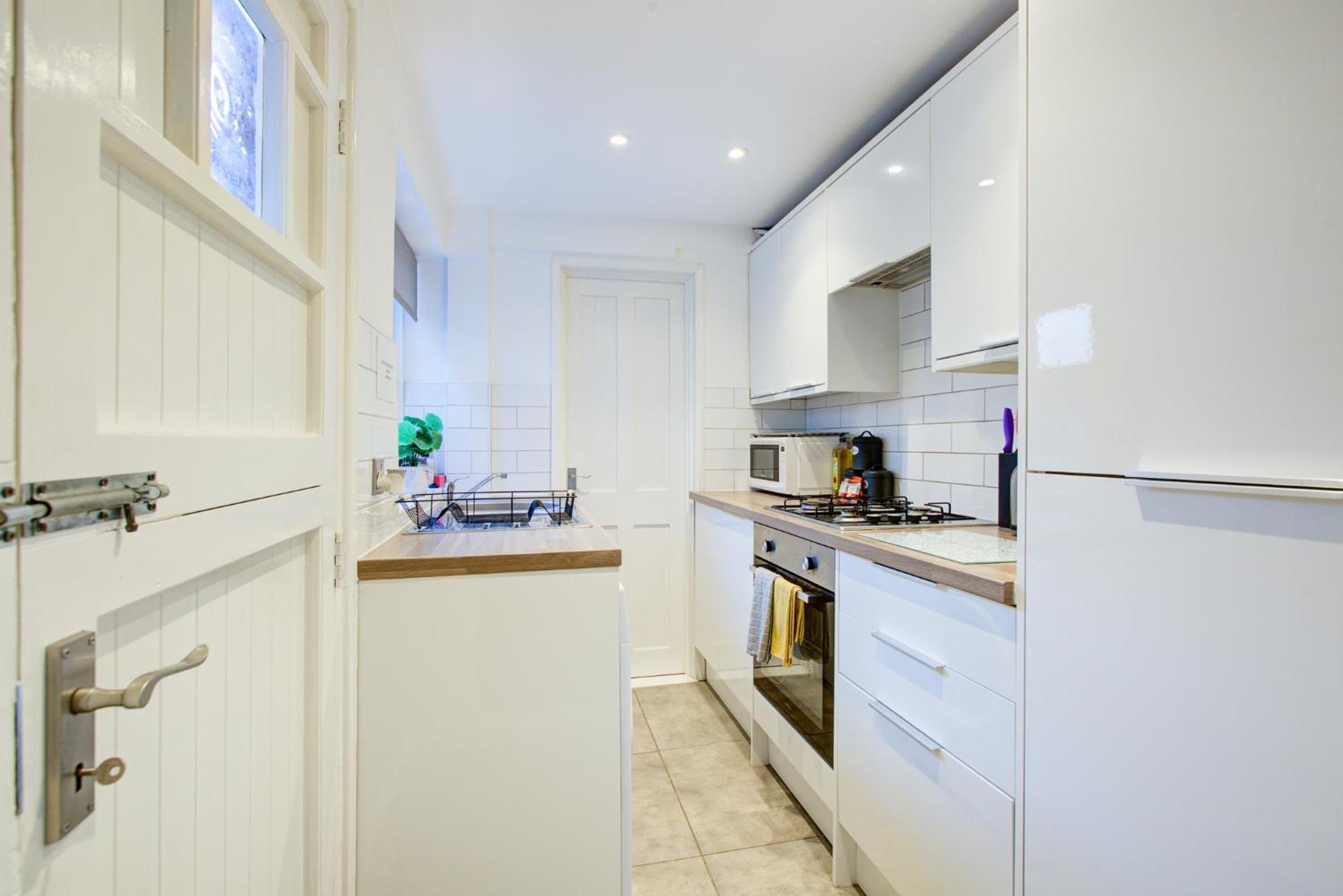 'number 11' - Super Convenient 2 X Double Bed 1 X Single Bed Office & Garden, 8 Min Walk Nth Station & Town Ctr, 2 Min Walk Local Shops & Restaurants