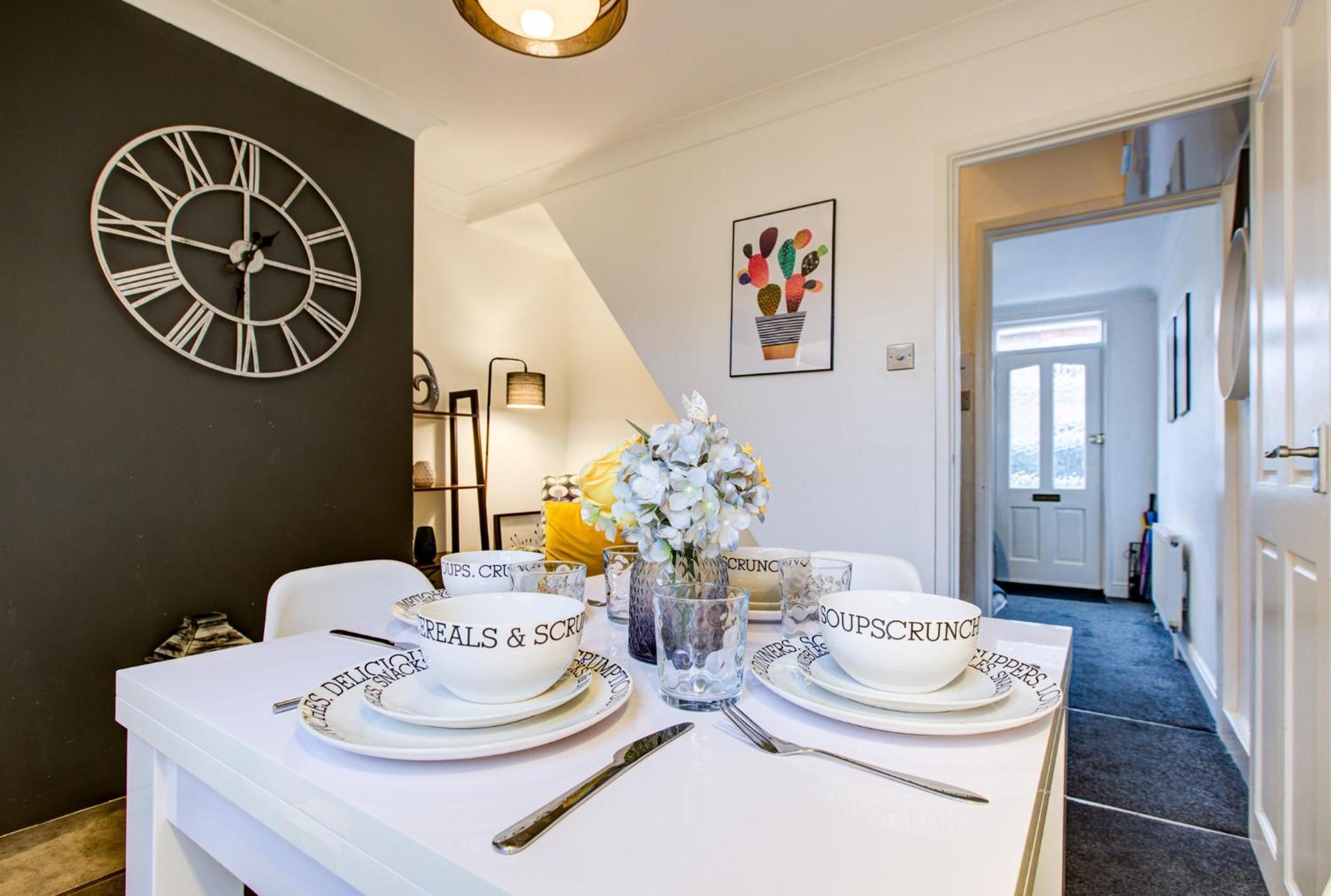 'number 11' - Super Convenient 2 X Double Bed 1 X Single Bed Office & Garden, 8 Min Walk Nth Station & Town Ctr, 2 Min Walk Local Shops & Restaurants Apartamento