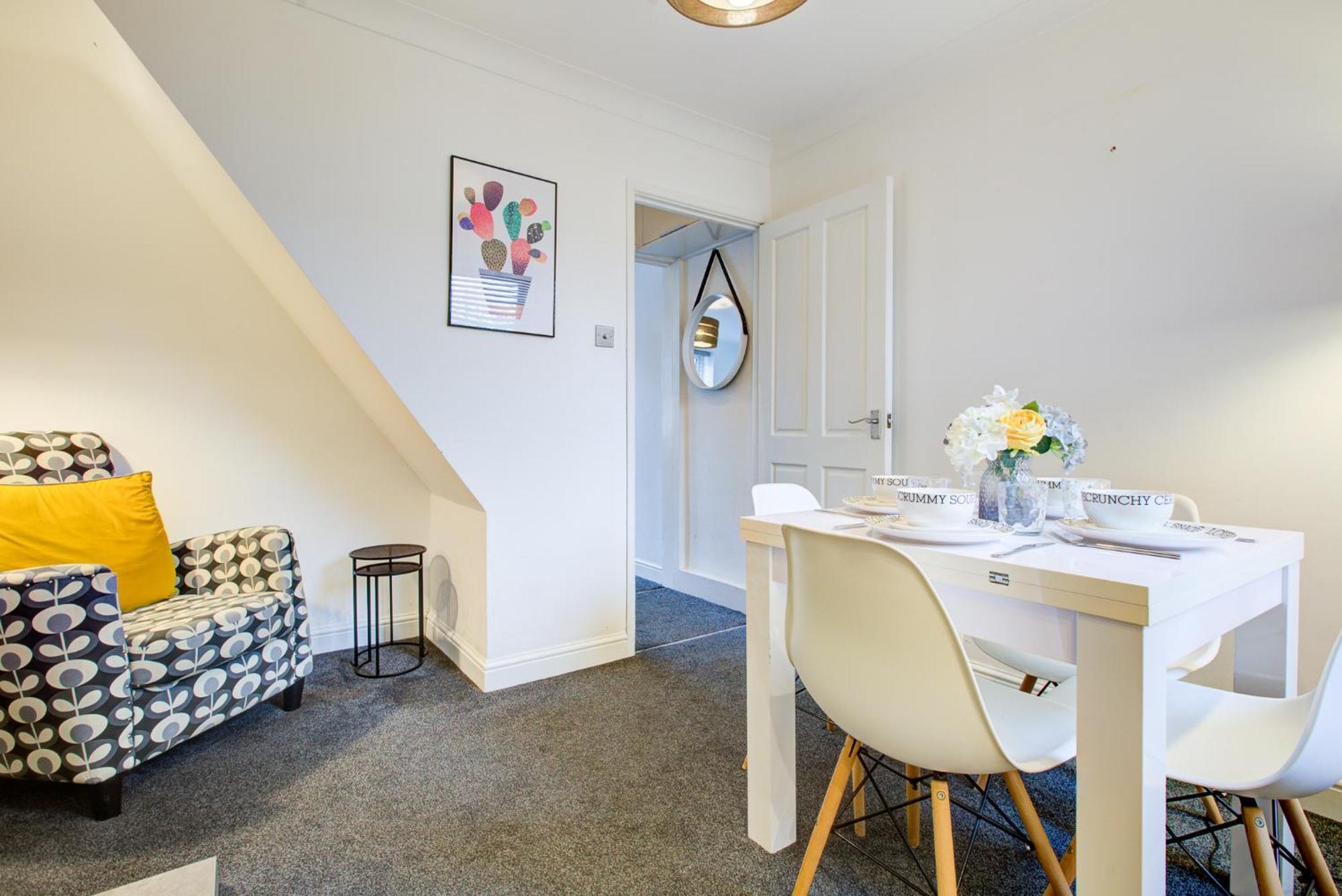 'number 11' - Super Convenient 2 X Double Bed 1 X Single Bed Office & Garden, 8 Min Walk Nth Station & Town Ctr, 2 Min Walk Local Shops & Restaurants *