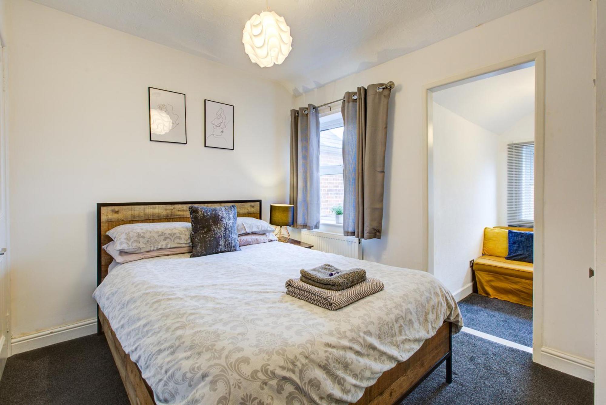 'number 11' - Super Convenient 2 X Double Bed 1 X Single Bed Office & Garden, 8 Min Walk Nth Station & Town Ctr, 2 Min Walk Local Shops & Restaurants Colchester