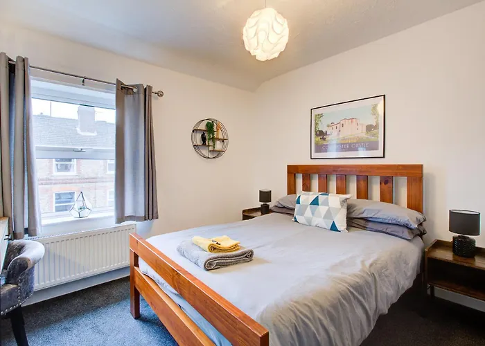 \'Number 11\' Central Colchester - Super Convenient 2 X Double Bed 1 X Single Bed Cottage Plus Office & Garden, 8 Min Walk Nth Station & Town Ctr, 2 Min Walk Local Shops & Restaurants