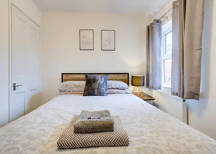 \'Number 11\' Central Colchester - Super Convenient 2 X Double Bed 1 X Single Bed Cottage Plus Office & Garden, 8 Min Walk Nth Station & Town Ctr, 2 Min Walk Local Shops & Restaurants