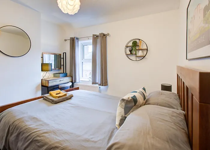 \'Number 11\' Central Colchester - Super Convenient 2 X Double Bed 1 X Single Bed Cottage Plus Office & Garden, 8 Min Walk Nth Station & Town Ctr, 2 Min Walk Local Shops & Restaurants